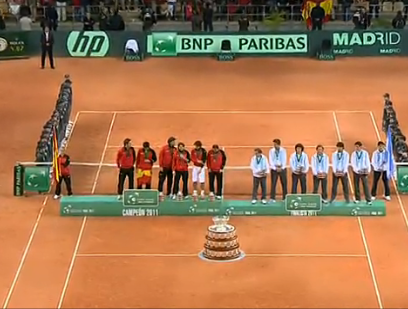Los dos equipos en el centro de la cancha para recibir la Copa Davis