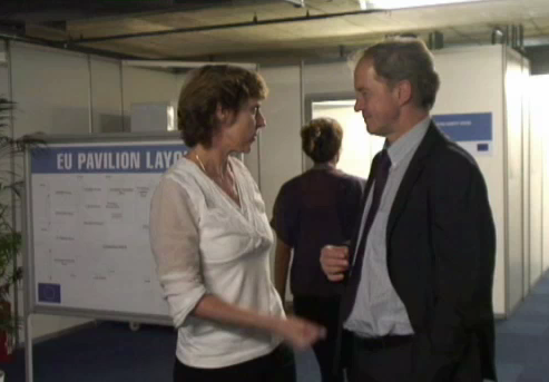 La comisaria Hedegaard y el representantedel Parlamento Europeo Jo Leinen hablan en la sede de la cumbre