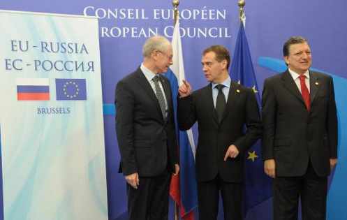 Van Rompuy, Medved y Durao Barroso ante un panel que anuncia la cumbre