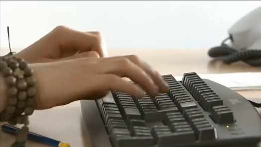 una mano femenina escribe en un teclado