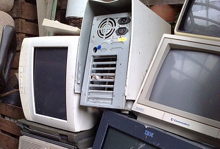 Varios aparatos electrónicos viejos