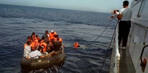 Emigrantes llegan a la costa en un barco de la guardia costera