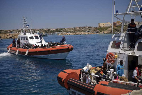 Emigrantes, reciben ayuda desde un barco