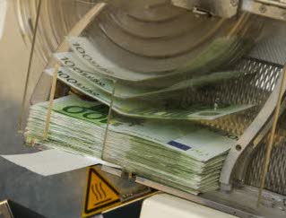 Una máquina cuenta billetes de 100 euros