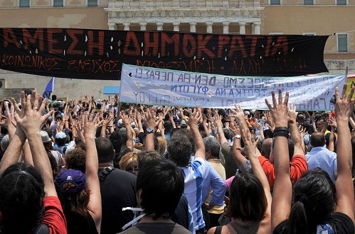 Manifestantes con las manos abiertas frente al Parlamento
