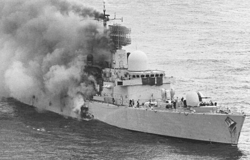 Impacto en el destructor británico HMS Sheffield