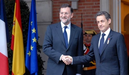 Nicolas Sarkozy y Mariano Rajoy se saludan