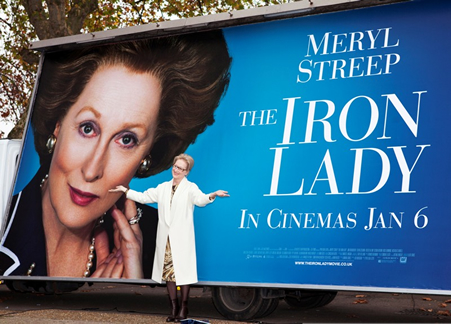 Meryl Streep ante un cartel de The iron lady