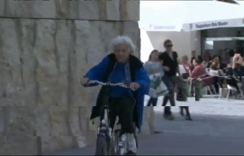 Una persona mayor pasea en bicicleta