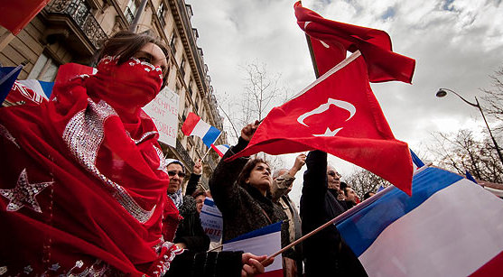 Protestas en París a favor y en contra la ley del genocidio armenio