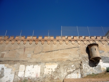 Muros como de una cárcel que rodean un recinto 