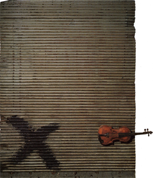 Puerta metálica y violín