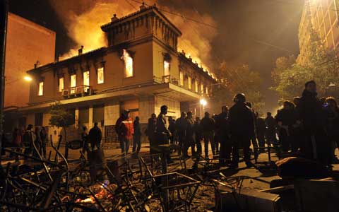 Incendios provocados en Atenas en protesta por las medidas de ajuste