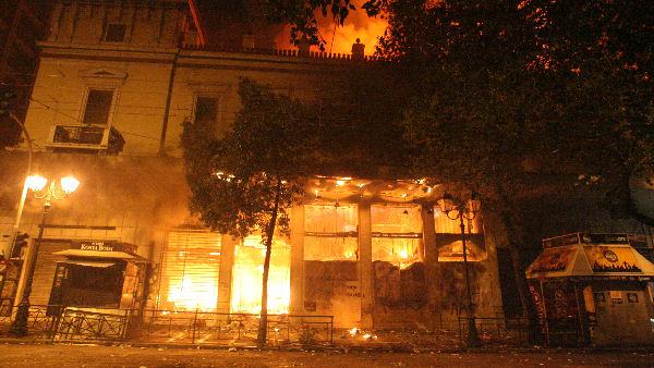 Incendios en Atenas provocados por opositores al plan de ajuste