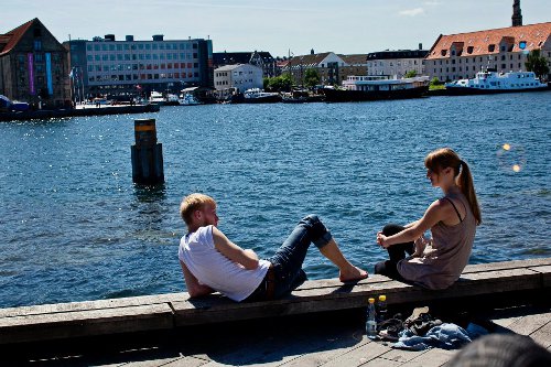 Una pareja toma el sol junto a un canal en Dinamarca