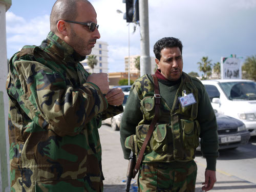 Dos hombres con uniformes militares