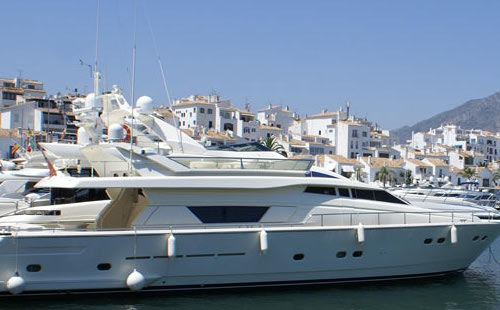 Puerto de Marbella con un yate en primer plano