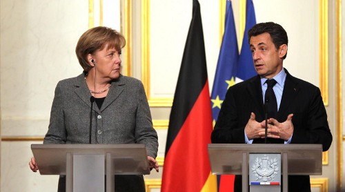 Angela Merkel y Nicolás Sarkozy, en rueda de prensa en París