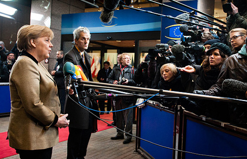 Angela Merkel rodeada de periodistas