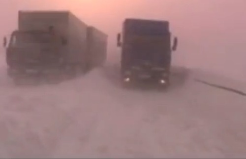 Dos grandes camiones entre la nieve