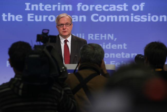 Periodistas fotografían al comisario Olli Rehn, al presentar las previsiones económicas