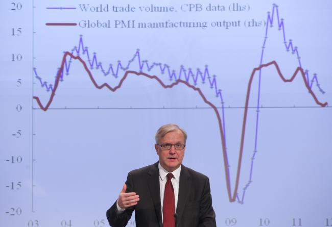 El comisario Rehn ante un gráfico con datos económicos