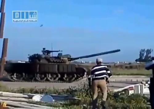 Un hombre tira una piedra contra un tanque