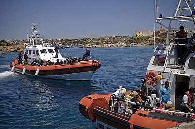 Inmigrantes llegan a Lampedusa
