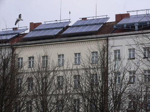 Edificio con paneles solares en el techo