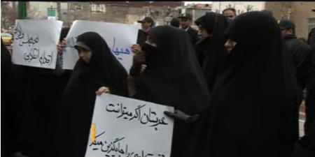 mujeres iraníes con carteles en las manos
