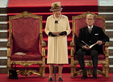 La reina leyendo su discurso