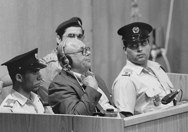 John Demjanjuk, rodeado de guardias, en el juicio
