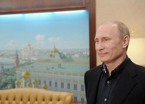 Vladimir Putin posa durante la jornada electoral