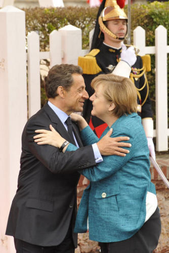 Merkel y Sarkozy se saludan en la cumbre del G8, mayo de 2011