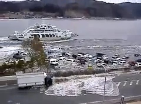 Gran cantidad de coches arrastrados por el agua