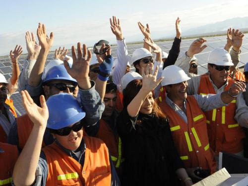 La presidenta argentina saluda junto a un grupo de trabajadores