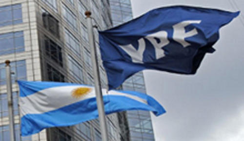 Banderas de YPF y de Argentina