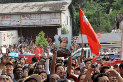 Partidarios de Aung San Suu Kyi, en la calle