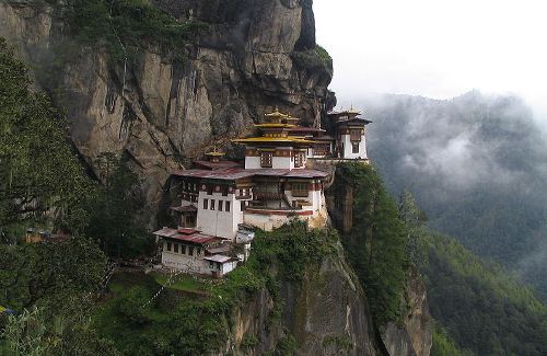 Un monasterio entre la montaña y un gran precipicio