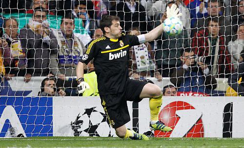 Iker Casillas para un penalti en la semifinal contra el Bayern
