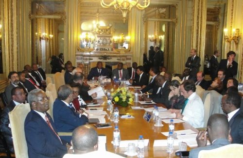 Los Ministros de Asuntos Exteriores en torno a la mesa de conversaciones