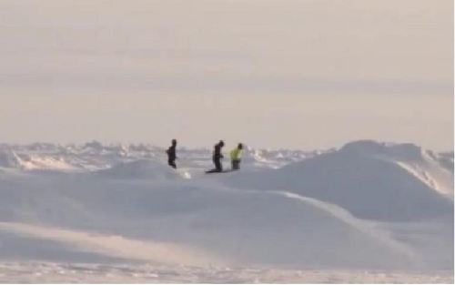 Tres personas en medio de la inmensidad nevada