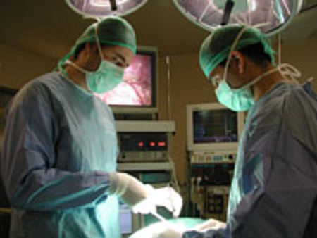Cirujanos en una intervención quirúrgica