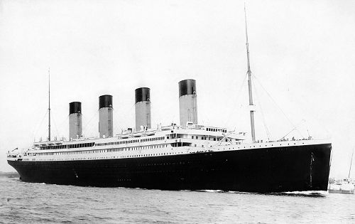 Foto en blanco y negro del Titanic en alta mar