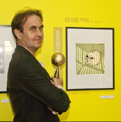 Ágil Nyhus con el premio en la mano delante de su obra