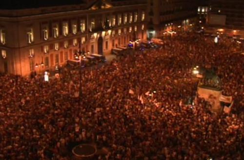 Manifestantes abarrotan la Puerta del Sol en Madrid a medianoche