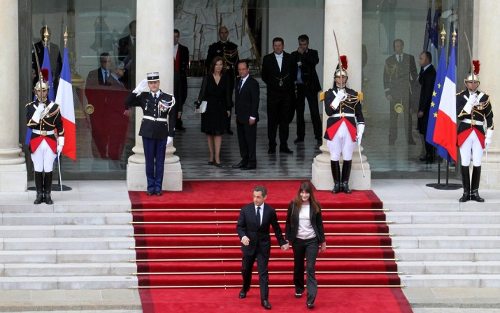 François Hollande y Valerie Trierweller, despiden a Nicolas Sarkozy y a Carla Bruni en la puerta del Elíseo