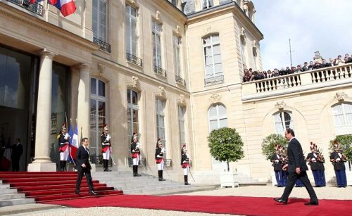 François Hollande llega mientras que Nicolas Sarkozy baja las escaleras del Elíseo