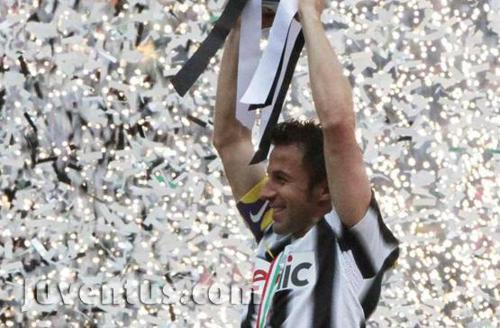 Alessando del Piero levanta la copa de la liga italiana