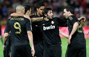 Jugadores Real Madrid celebran un gol ante el Granada